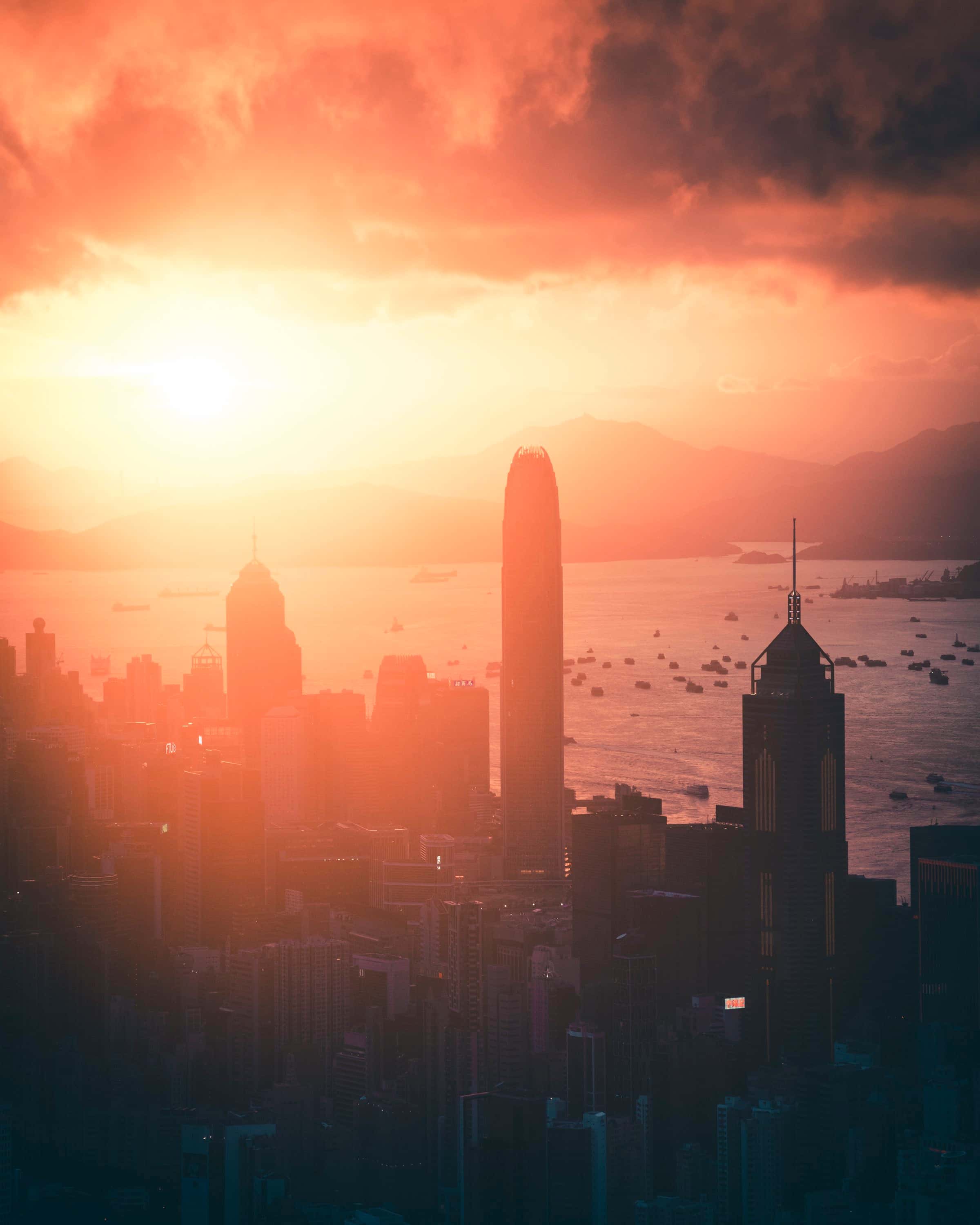 日落時分的維多利亞港，金光灑在海面與中環的摩天大樓上