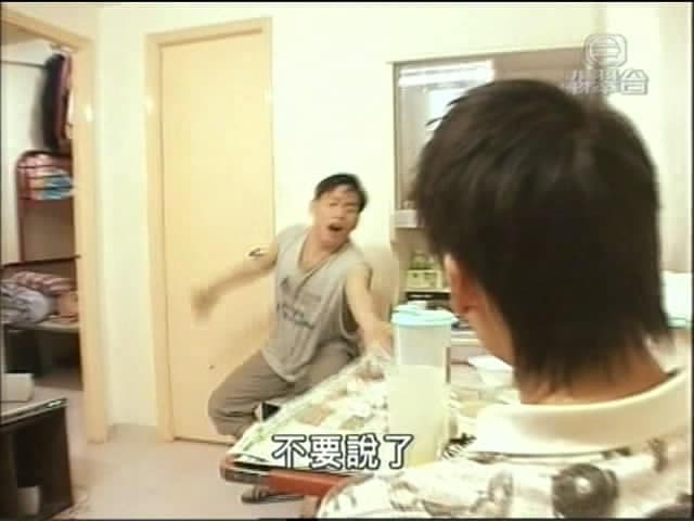 電視劇截圖：一名男子在房間內激動地張口說話，另一人背向鏡頭，字幕為「不要說了」