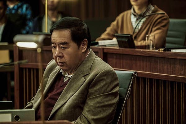 電影劇照:一名中年男子坐在法庭席上神情凝重