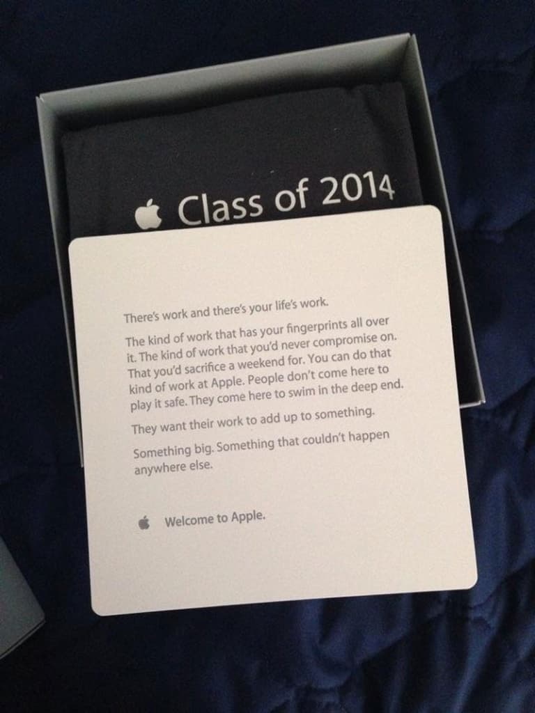 開啟的禮盒內放著印有「Class of 2014」的黑色T恤與一張歡迎卡,卡上印有關於工作意義的英文短文