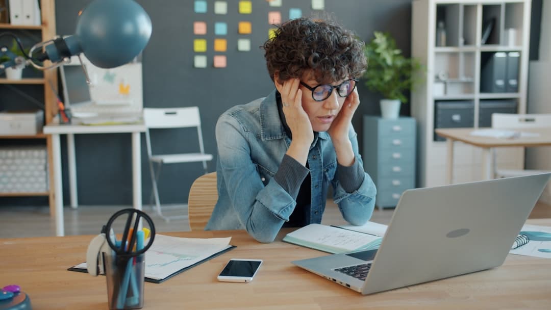 職場壓力——辦公室中感到疲憊的打工仔