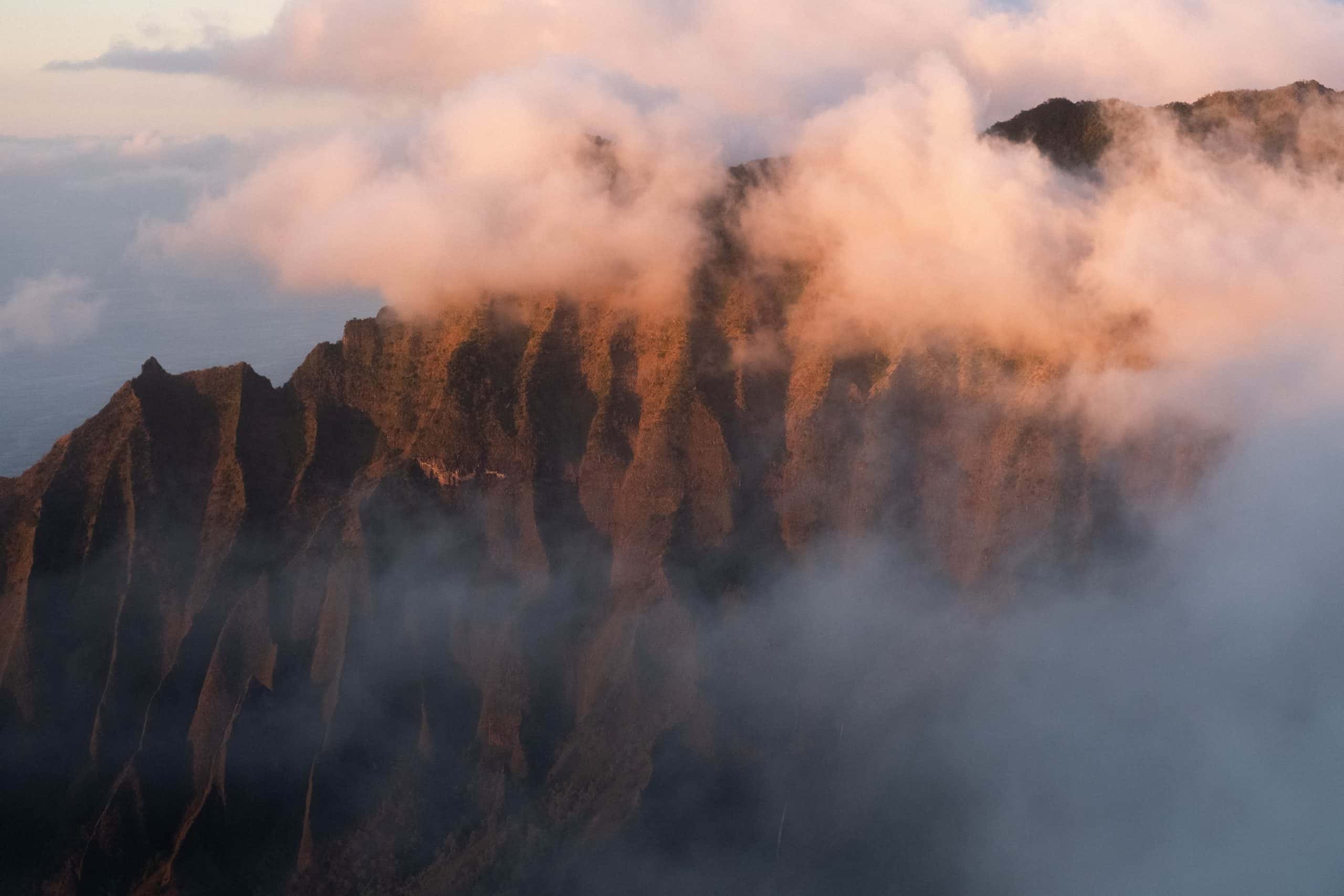 雲霧繚繞的山嶺