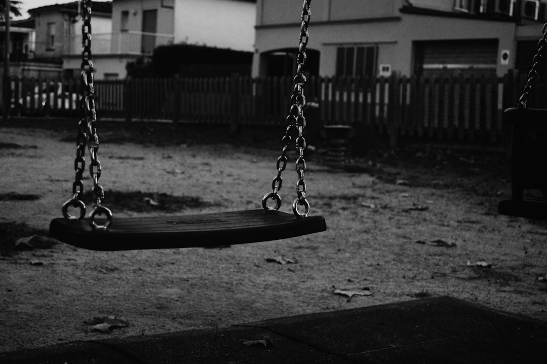 你不是心軟,你是不敢拒絕——害怕說「不」的心理學 3 空蕩蕩的鞦韆——童年時期學會的討好反應往往延續到成年