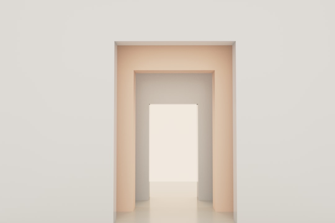 柔和光線透過層疊的門框照進來——健康的界線是有彈性的