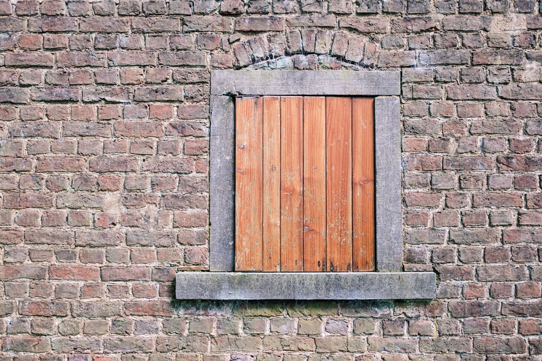 磚牆上被木板封住的窗戶——界線太硬就像一堵甚麼都進不來的牆